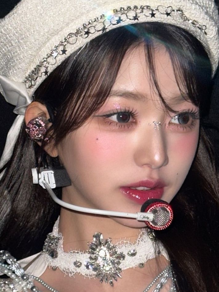 'FOREVER YOUNG' [ON STAGE] strip lashes